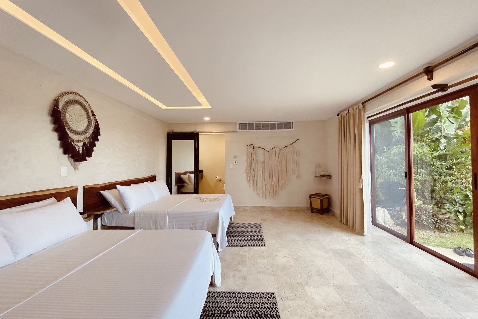 Habitación luminosa con ventanal al jardín