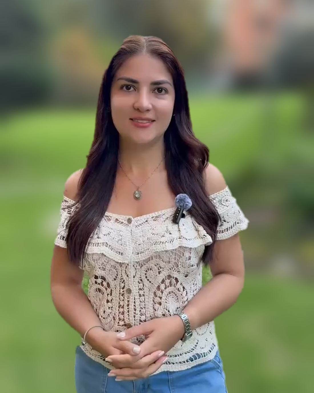 Margarita Villa, médica y médium, sonriendo al aire libre